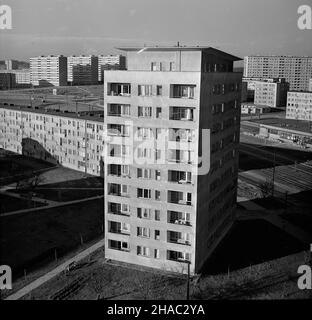 Kraków, 1969-11-27. Panorama Osiedla Kazimierzowskiego, Na Lotnisku i Albertyñskiego w Bieñczycach (XVI dzielnicy Krakowa). mta PAP/Zbigniew Staszyszyn Cracovia, 27 novembre 1969. Vista dall'alto sul Kazimierzowski, sugli insediamenti di Na Lotnisku (all'aeroporto) e Albertynskie a Bienczyce (il distretto di Cracovia del 16th). mta PAP/Zbigniew Staszyszyn Foto Stock