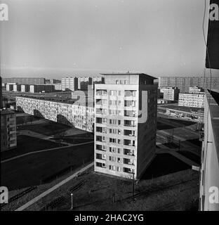 Kraków, 1969-11-27. Panorama Osiedla Kazimierzowskiego, Na Lotnisku i Albertyñskiego w Bieñczycach (XVI dzielnicy Krakowa). mta PAP/Zbigniew Staszyszyn Cracovia, 27 novembre 1969. Vista dall'alto sul Kazimierzowski, sugli insediamenti di Na Lotnisku (all'aeroporto) e Albertynskie a Bienczyce (il distretto di Cracovia del 16th). mta PAP/Zbigniew Staszyszyn Foto Stock