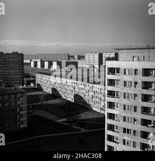 Kraków, 1969-11-27. Panorama Osiedla Kazimierzowskiego, Na Lotnisku i Albertyñskiego w Bieñczycach (XVI dzielnicy Krakowa). mta PAP/Zbigniew Staszyszyn Cracovia, 27 novembre 1969. Vista dall'alto sul Kazimierzowski, sugli insediamenti di Na Lotnisku (all'aeroporto) e Albertynskie a Bienczyce (il distretto di Cracovia del 16th). mta PAP/Zbigniew Staszyszyn Foto Stock