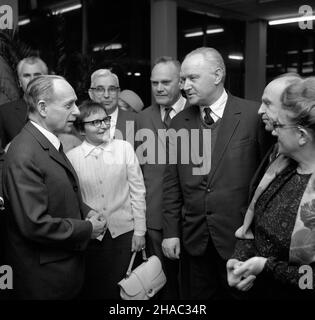 Warszawa, 1969-11-27. Spotkanie prezesa Naczelnego Komitetu Zjednoczonego Stronnictha Ludowego Czes³awa Wycecha (L) z nauczycielami w warszawskiej siedzibie partii. uu PAP/Edmund Uchymiak Varsavia, 27 novembre 1969. Incontro del Capo Comitato del Partito contadino Unito Czeslaw Wycech (a sinistra) con gli insegnanti nella sede del partito di Varsavia. uu PAP/Edmund Uchymiak Foto Stock