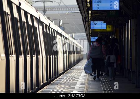 Metro Cammell EMU alla stazione Tai Wai della linea ferroviaria Est del sistema MTR, Hong Kong Foto Stock