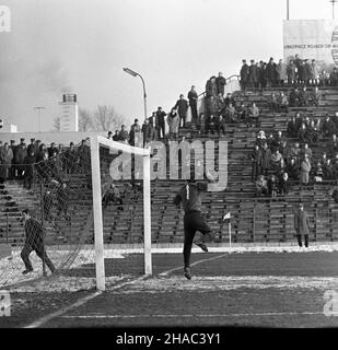 Warszawa, 1969-11-30. Mecz Legia Warszawa - Ruch Chorzów na Stadionie Wojska Polskiego przy ulicy £azienkowskiej, rozegrany podczas ostatniej kolejki rundy jesiennej sezonu 1969/1970. Mecz zakoñczy³ siê zwyciêstwem Legii 3:0, co da³o warszawskiemu klubowi tytu³ mistrza rundy jesiennej. Bramki strzelili: Jan Pieszko - dwie i Bernard Blaut - jedn¹. W³adys³aw Grotyñski. Bramkarz Legii. mb PAP/Edmund Uchymiak Varsavia, 30 novembre 1969. Una partita di calcio tra Legia Warszawa e Ruch Chorzow allo stadio del Legia Military Club in via Lazienkowska, disputata alla fine del round dell'autunno 1969 Foto Stock