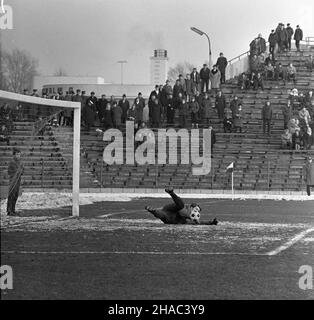 Warszawa, 1969-11-30. Mecz Legia Warszawa - Ruch Chorzów na Stadionie Wojska Polskiego przy ulicy £azienkowskiej, rozegrany podczas ostatniej kolejki rundy jesiennej sezonu 1969/1970. Mecz zakoñczy³ siê zwyciêstwem Legii 3:0, co da³o warszawskiemu klubowi tytu³ mistrza rundy jesiennej. Bramki strzelili: Jan Pieszko - dwie i Bernard Blaut - jedn¹. W³adys³aw Grotyñski. Bramkarz Legii. mb PAP/Edmund Uchymiak Varsavia, 30 novembre 1969. Una partita di calcio tra Legia Warszawa e Ruch Chorzow allo stadio del Legia Military Club in via Lazienkowska, disputata alla fine del round dell'autunno 1969 Foto Stock