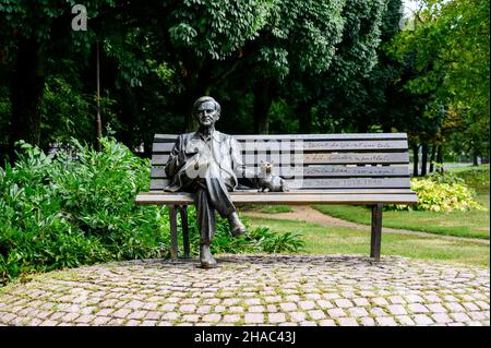 Statua del poeta Weores Sandor seduta su una panchina a Szombathely, Ungheria Foto Stock