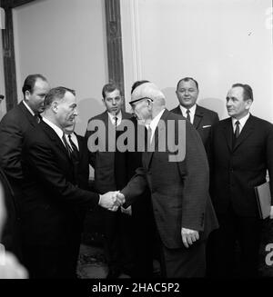 Warszawa, 1969-12. Wizyta energetyków z Elektrowni P¹tnów u i sekretarza KC PZPR W³adys³awa Gomu³ki. NZ. Powitanie W³adys³awa Gomu³ki (na pierwszym planie, 1P) i ministra górnictwa i energetyki Boles³awa Bartoszka. kw PAP/Stanis³aw Czarnogórski Dok³adny dzieñ wydarzenia nieustalony. Varsavia, 1969 dicembre. Wladyslaw Gomulka, segretario del 1st del Comitato Centrale del Partito operaio Unito polacco, riceve elettricisti dell'impianto di Pontnow power-generatign. Gomulka (in primo piano, 1st da destra) è accompagnato dal Ministro delle miniere e dell'energia Boleslaw Bartoszek. kw PAP/Stanislaw Czarnogor Foto Stock