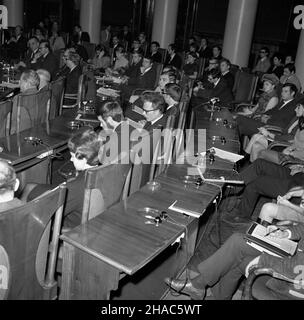 Warszawa, 1969-12-03. W dniach 3-7.12.1969 r. w Pa³acu Kultury i Nauki, odby³o siê miêdzynarodowe sympozjum nt. Ocrony przyrody, zorganizowane przez studentów Szko³y G³ównej Gospodarstwa Wiejskiego. NZ. Uczestnicy sympozjum. pw PAP/Miros³aw Iringh Varsavia, 3 dicembre 1969. Un simposio internazionale sulla conservazione della fauna selvatica organizzato dagli studenti dell'Università agricola di Varsavia (SGGH) si è tenuto nel Palazzo della Cultura e della Scienza il 3-7 dicembre 1969. Nella foto: Partecipanti al simposio. pw PAP/Miroslaw Iringh Foto Stock