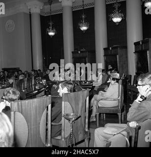 Warszawa, 1969-12-03. W dniach 3-7.12.1969 r. w Pa³acu Kultury i Nauki, odby³o siê miêdzynarodowe sympozjum nt. Ocrony przyrody, zorganizowane przez studentów Szko³y G³ównej Gospodarstwa Wiejskiego. NZ. Uczestnicy sympozjum. pw PAP/Miros³aw Iringh Varsavia, 3 dicembre 1969. Un simposio internazionale sulla conservazione della fauna selvatica organizzato dagli studenti dell'Università agricola di Varsavia (SGGH) si è tenuto nel Palazzo della Cultura e della Scienza il 3-7 dicembre 1969. Nella foto: Partecipanti al simposio. pw PAP/Miroslaw Iringh Foto Stock