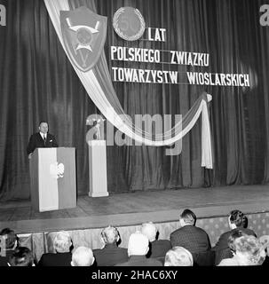 Poznañ, 1969-12-06. W Teatrze Polskim odby³a siê uroczystoœæ zwi¹zana z 50-leciem Polskiego Zwi¹zku Towarzystw Wioœlarskich. NZ. Przemawia prezes Polskiego Zwi¹zku Towarzystw Wioœlarskich Arnold Gonera. pw PAP/Zbigniew Staszyszyn Poznan, 6 dicembre 1969. Al Teatro Polski si sono tenute le celebrazioni del 50th anniversario dell'Unione polacca delle Società di canottaggio. Nella foto: Discorso del presidente dell'Unione Polacca delle Società di semina Arnold Gonera. pw PAP/Zbigniew Staszyszyn Foto Stock