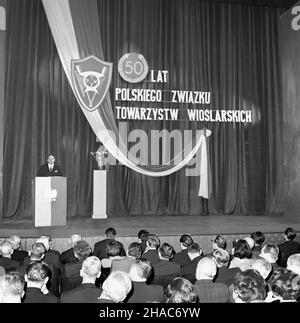 Poznañ, 1969-12-06. W Teatrze Polskim odby³a siê uroczystoœæ zwi¹zana z 50-leciem Polskiego Zwi¹zku Towarzystw Wioœlarskich. NZ. Przemawia prezes Polskiego Zwi¹zku Towarzystw Wioœlarskich Arnold Gonera. pw PAP/Zbigniew Staszyszyn Poznan, 6 dicembre 1969. Al Teatro Polski si sono tenute le celebrazioni del 50th anniversario dell'Unione polacca delle Società di canottaggio. Nella foto: Discorso del presidente dell'Unione Polacca delle Società di semina Arnold Gonera. pw PAP/Zbigniew Staszyszyn Foto Stock