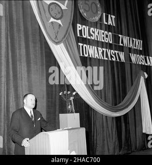 Poznañ, 1969-12-06. W Teatrze Polskim odby³a siê uroczystoœæ zwi¹zana z 50-leciem Polskiego Zwi¹zku Towarzystw Wioœlarskich. NZ. Przemawia prezes Polskiego Zwi¹zku Towarzystw Wioœlarskich Arnold Gonera. pw PAP/Zbigniew Staszyszyn Poznan, 6 dicembre 1969. Al Teatro Polski si sono tenute le celebrazioni del 50th anniversario dell'Unione polacca delle Società di canottaggio. Nella foto: Discorso del presidente dell'Unione Polacca delle Società di semina Arnold Gonera. pw PAP/Zbigniew Staszyszyn Foto Stock