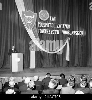 Poznañ, 1969-12-06. W Teatrze Polskim odby³a siê uroczystoœæ zwi¹zana z 50-leciem Polskiego Zwi¹zku Towarzystw Wioœlarskich. NZ. Przemawia prezes Polskiego Zwi¹zku Towarzystw Wioœlarskich Arnold Gonera. pw PAP/Zbigniew Staszyszyn Poznan, 6 dicembre 1969. Al Teatro Polski si sono tenute le celebrazioni del 50th anniversario dell'Unione polacca delle Società di canottaggio. Nella foto: Discorso del presidente dell'Unione Polacca delle Società di semina Arnold Gonera. pw PAP/Zbigniew Staszyszyn Foto Stock