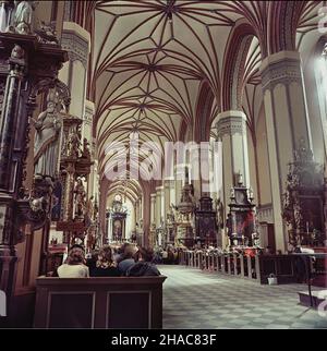 Frombork 1971. Wnêtrze bazyliki katedralnej pw. Wniebowziêcia Najœwiêtszej Maryi Panny i œw. Andrzeja. NZ. nawa g³ówna i prezbiterium koœcio³a katedralnego. mta PAP/Jan Morek Dok³adny miesi¹c i dzieñ wydarzenia nieustalone. Frombork, 1971. L'interno dell'Assunzione di Santa Maria e della Cattedrale di Sant'Andrea. Nella foto: La navata principale e il presbitery della Cattedrale. mta PAP/Jan Morek data esatta sconosciuta Foto Stock