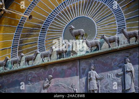 PANNONHALMA, UNGHERIA - 13 AGOSTO 2021: Dettagli della chiesa abbaziale benedettina di Pannonhalma a Pannonhalma, Ungheria Foto Stock