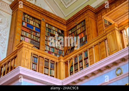 PANNONHALMA, UNGHERIA - 13 AGOSTO 2021: Interno della Biblioteca dell'abbazia benedettina di Pannonhalma a Pannonhalma, Ungheria Foto Stock