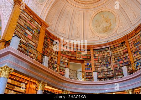 PANNONHALMA, UNGHERIA - 13 AGOSTO 2021: Interno della Biblioteca dell'abbazia benedettina di Pannonhalma a Pannonhalma, Ungheria Foto Stock