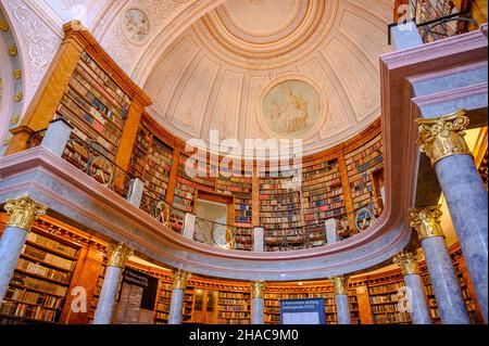 PANNONHALMA, UNGHERIA - 13 AGOSTO 2021: Interno della Biblioteca dell'abbazia benedettina di Pannonhalma a Pannonhalma, Ungheria Foto Stock