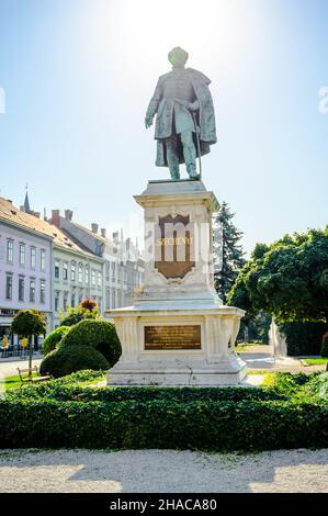 SOPRON, UNGHERIA - 14 AGOSTO 2021: Statua di Szechenyi István a Sopron, Ungheria Foto Stock