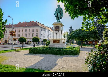 SOPRON, UNGHERIA - 14 AGOSTO 2021: Statua di Szechenyi István a Sopron, Ungheria Foto Stock