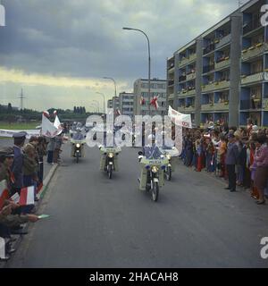 Poznañ 08,1977. Szach Iranu Mohammad Reza Pahlawi z wizyt¹ w Polsce (22-26.08.1977). Przejazd przez miasto kolumny samochodów z goœciem honorowym w asyœcie miliicji. wb PAP/Woody Ochnio Dok³adny dzieñ wydarzenia nieustalony. Poznan, agosto 1977. Shah dell'Iran Mohammad Reza Pahlavi effettua una visita in Polonia (22-26 agosto 1977). Shah Motorcade in movimento attraverso le strade della città accompagnato dal cittadino di Militia. wb PAP/Woody Ochnio evento giorno sconosciuto Foto Stock