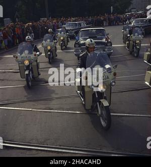 Gdañsk 08,1977. Szach Iranu Mohammad Reza Pahlawi z wizyt¹ w Polsce (22-26.08.1977). Przejazd przez miasto kolumny samochodów z goœciem honorowym w asyœcie miliicji. wb PAP/Woody Ochnio Dok³adny dzieñ wydarzenia nieustalony. Danzica, agosto 1977. Shah dell'Iran Mohammad Reza Pahlavi effettua una visita in Polonia (22-26 agosto 1977). Shah Motorcade in movimento attraverso le strade della città accompagnato dal cittadino di Militia. wb PAP/Woody Ochnio evento giorno sconosciuto Foto Stock