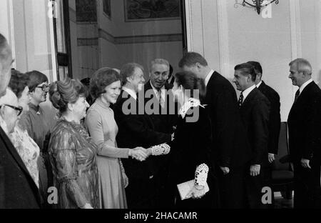 Warszawa, 1977-12-30. Z okazji wizyty prezydenta Stanów Zjednoczonych Ameryki (USA) Jimmy'ego Cartera w Urzêdzie Rady Ministrów odby³o siê przyjêcie. Pañstwo carter i Gierek witaj¹ zaprotzonych goœci. de lewej: Stanis³awa Gierek, Rosalynn carter, Jimmy carter, Edward Gierek. Ad PAP/Zbigniew Matuszewski Varsavia, 30 dicembre 1977. In occasione della visita del Presidente degli Stati Uniti Jimmy Cartera presso l'Ufficio del Consiglio dei Ministri si è tenuto un ricevimento. I carter e i Giereks accolgono gli ospiti. Nella foto: Da sinistra Stanislawa Gierek, Rosalynn carter, Jimmy carter, Edward Gierek. Foto Stock