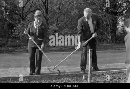 Warszawa, 1978-05-21. Towarzysz Edward Gierek, i sekretarz PZPR, z ¿on¹ Stanis³aw¹ podczas dnia Czynu Partyjnego Cz³onków W³adz Partyjnych i Pañstwowych przy pielêgnacji trawnika. ³p PAP/Zbigniew Matuszewski Varsavia, 21 maggio 1978. 1st Segretario del Partito operaio Unito polacco Edward Gierek con la moglie Stanislawa che lavora su un prato durante la Giornata di azione del Partito dei membri delle autorità del Partito e dello Stato. lp PAP/Zbigniew Matuszewski Foto Stock