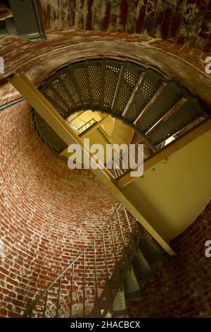 Una scala a chiocciola all'interno del faro di Cape Blanco. Foto Stock