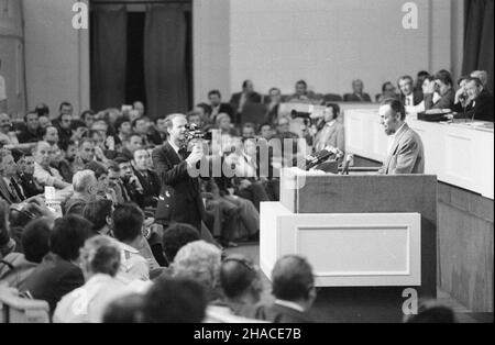 Warszawa, 1981-07-18. Obrady IX Nadzwyczajnego Zjazdu odbywa³y siê w atmsferze napiêæ spo³ecznych i politycznych oraz ujawniaj¹cych siê podzia³ów wewn¹trz partii. NZ. Przemawia Henryk Przygodzki. oe/mw PAP/CAF/Andrzej Baturo Varsavia, 18 luglio 1981. I dibattiti del Congresso straordinario del 9th si sono svolti nell'atmosfera di tensioni e divisioni sociali e politiche all'interno del partito. Nella foto: Parla Henryk Przygodzki. oe/mw PAP/CAF/Andrzej Baturo Foto Stock