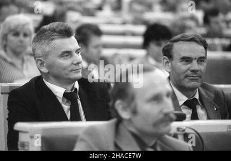 Warszawa, 1981-07-18. Obrady IX Nadzwyczajnego Zjazdu odbywa³y siê w atmsferze napiêæ spo³ecznych i politycznych oraz ujawniaj¹cych siê podzia³ów wewn¹trz partii. NZ. Delegaci w sali Kongressowej. oe/mw PAP/CAF/Andrzej Baturo Varsavia, 18 luglio 1981. I dibattiti del Congresso straordinario del 9th si sono svolti nell'atmosfera di tensioni e divisioni sociali e politiche all'interno del partito. Nella foto: Delegati nella Kongresowa Hall. oe/mw PAP/CAF/Andrzej Baturo Foto Stock