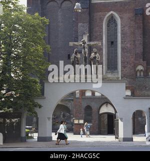 Opole 06.1984. Bazylika Katedralna Podwy¿szenia Krzy¿a Œwiêtego. brama z Grup¹ Ukrzy¿owania i wejœcie do œwi¹tyni od ul. B. Koraszewskiego. js PAP/Wojciech Kryñski Dok³adny dzieñ wydarzenia nieustalony. Opole, giugno 1984. La Cattedrale di Santa Croce a Opole. Nella foto: Porta d'ingresso con gruppo di crocifissi e cattedrale da via B. Koraszewskiego. js PAP/Wojciech Krynski evento giorno sconosciuto Foto Stock