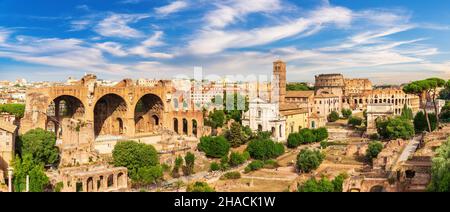 Panorama completo del Foro Romano, vista della Basilica di Massenzio e Costantino, Casa delle Vestali e del Colosseo, Italia Foto Stock