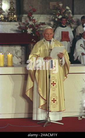 Warszawa 08.06.1987. III pielgrzymka papie¿a Jana Paw³a II do Polski. NZ. Ojciec Œwiêty przemawia podczas jumacji II Kongruru Eucharystycznego, w koœciele pw. Wszystkich Œwiêtych przy placu Grzybowskim. ka PAP/Grzegorz Rogiñski Varsavia, 8 giugno 1987. Papa Giovanni Paolo II si rivolge all'apertura del secondo Congresso Eucaristico nella Chiesa di tutti i Santi in Piazza Grzybowski durante il suo terzo pellegrinaggio in Polonia, ka PAP/Grzegorz Roginski Foto Stock