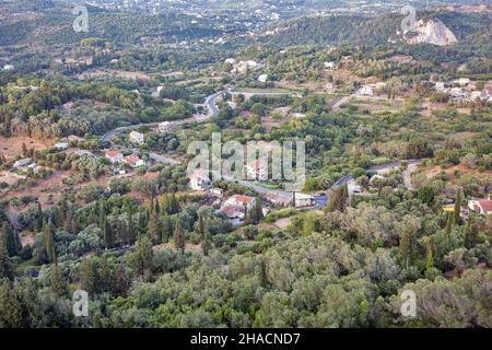 Vista aerea sul tipico paesaggio rurale nella parte centrale dell'isola di Corfù al tramonto, in Grecia. Foto Stock