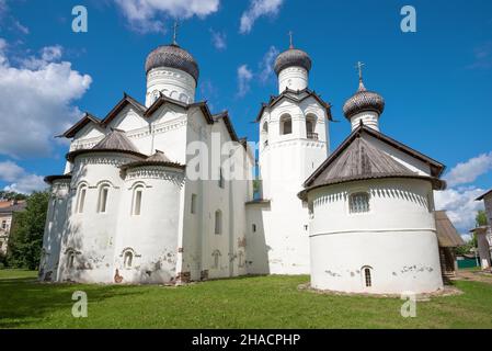 Antichi templi dell'ex Monastero della Trasfigurazione in un giorno di luglio soleggiato. Staraya Russa, Russia Foto Stock