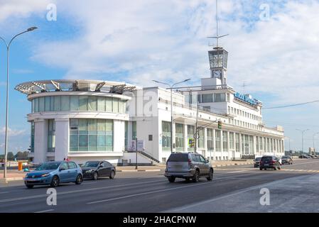 NIZHNY NOVGOROD, RUSSIA - 29 AGOSTO 2020: La costruzione della Volga Shipping Company in un giorno di agosto Foto Stock