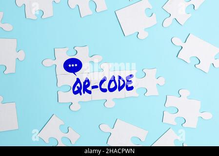 Segno che visualizza codice QR, parola scritta sul marchio per un tipo di codice a barre a matrice Un codice lavorabile costruire un bianco non finito Jigsaw Pattern Foto Stock