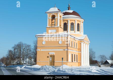 KARGOPOL, RUSSIA - 21 FEBBRAIO 2021: La costruzione del Museo storico, architettonico e d'arte di Kargopol nella chiesa antica di Zosima e. Foto Stock