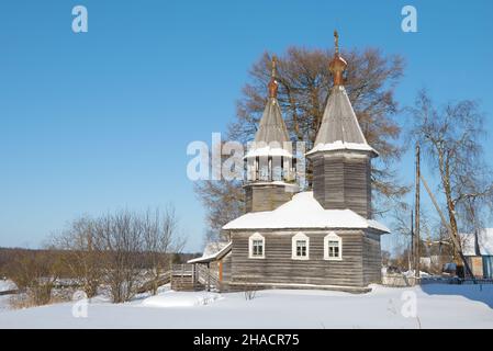 L'antica cappella in legno di Giorgio il vittorioso nel paesaggio invernale. Il villaggio di Nizh, distretto di Kargopol. Regione di Arkhangelsk, Russia Foto Stock