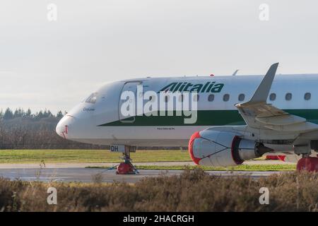 ENSCHEDE, PAESI BASSI - 10 DICEMBRE 2021: Aerei Embraer 175 a due motori a reazione sull'aeroporto di Twente. A causa della cessazione delle operazioni del piano del 15 ottobre 2021 5 Foto Stock