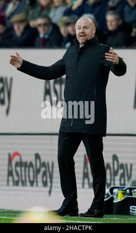 Burnley, Regno Unito. 12th Dic 2021. Sean Dyche manager di Burnley gestures durante la partita della Premier League a Turf Moor, Burnley. Il credito dell'immagine dovrebbe leggere: Andrew Yates/Sportimage Credit: Sportimage/Alamy Live News Credit: Sportimage/Alamy Live News Foto Stock