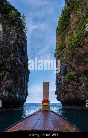 Koh Phi Phi Don Thailandia, Drone vista aerea della Baia di Maya Koh Phi Phi Thailandia in una splendida giornata estiva Foto Stock