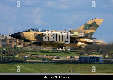 L'aeronautica Saudita Panavia Tornado IDS decollera da Malta sulla via del ritorno in Arabia Saudita dopo aver subito un programma di aggiornamento presso BAe Systems i. Foto Stock