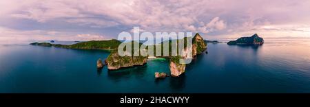 Koh Phi Phi Don Thailandia, Drone vista aerea della Baia di Maya Koh Phi Phi Thailandia in una splendida giornata estiva Foto Stock