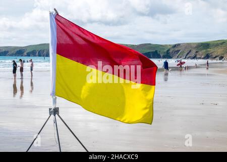 Bagnino,pattuglia,bagnino,sorvegliato,pattugliato,con,bandiere,rosse e gialle,sicuro,balneabile,bandiera,cassaforte,bandiere di balneazione,nuoto, zona,zona,Newgale Beach,vicino,Saint Davids,Pembrokeshire,costa,costa,agosto,estate,soleggiato,tempo,estati,giorno,staycation,vacanze,in,Gran Bretagna,Gran Bretagna,Galles,Gran Bretagna,Gran Bretagna,Gran Bretagna,Gran Bretagna,Gran Bretagna,Gran Bretagna,Gran Bretagna,Vendita Foto Stock