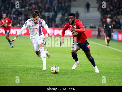 Jonathan Bamba di Lille, Malo gusto di Lione (a sinistra) durante il campionato francese Ligue 1 partita di calcio tra Lille OSC (LOSC) e Olympique Lyonnais (Lyon, OL) il 12 dicembre 2021 allo Stade Pierre Mauroy a Villeneuve-d'Ascq vicino Lille, Francia - Foto Jean Catuffe / DPPI Foto Stock