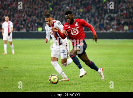 Jonathan Bamba di Lille, Malo gusto di Lione (a sinistra) durante il campionato francese Ligue 1 partita di calcio tra Lille OSC (LOSC) e Olympique Lyonnais (Lyon, OL) il 12 dicembre 2021 allo Stade Pierre Mauroy a Villeneuve-d'Ascq vicino Lille, Francia - Foto Jean Catuffe / DPPI Foto Stock