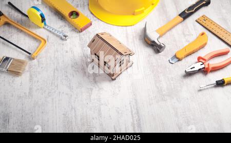 Attrezzature con un modello di casa in legno. Foto Stock