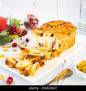 Torta al lievito di Natale con albicocche secche e mirtilli. Foto Stock