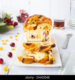 Torta al lievito di Natale con albicocche secche e mirtilli. Foto Stock