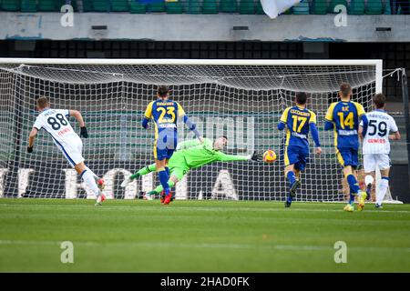 Stadio Marcantonio Bentegodi, Verona, 12 dicembre 2021, Mario Pasalic di Atalanta perde un gol durante il FC di Hellas Verona vs Atalanta BC - Serie italiana di calcio A partita Foto Stock